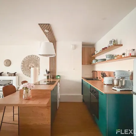 Lägenhet Spacious Two-bedroom In The 13th With Balcony