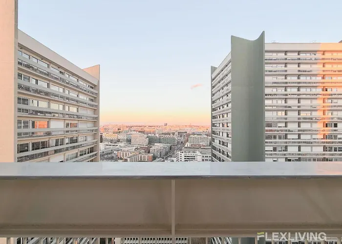 Spacious Two-bedroom In The 13th With Balcony 公寓 *