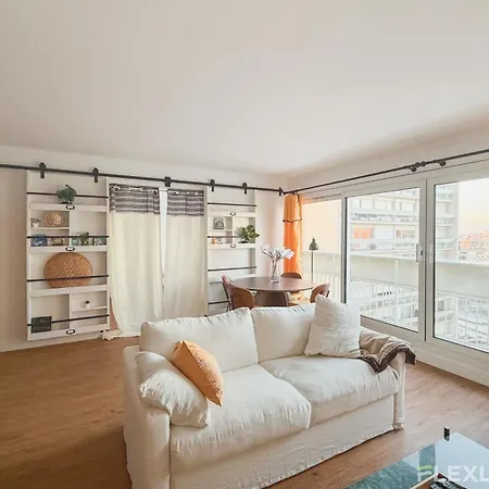 Spacious Two-bedroom In The 13th With Balcony *