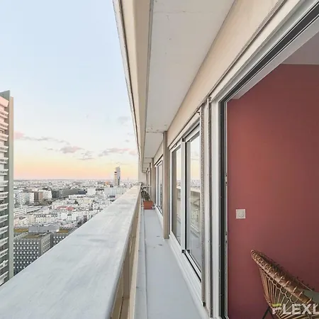 Spacious Two-bedroom In The 13th With Balcony Daire