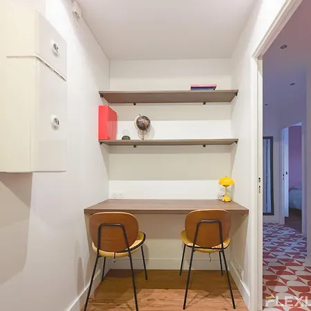 Daire Spacious Two-bedroom In The 13th With Balcony