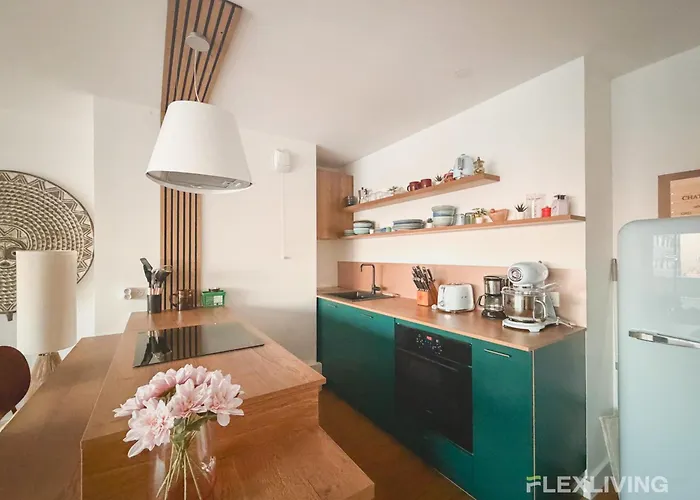 Spacious Two-bedroom In The 13th With Balcony Daire