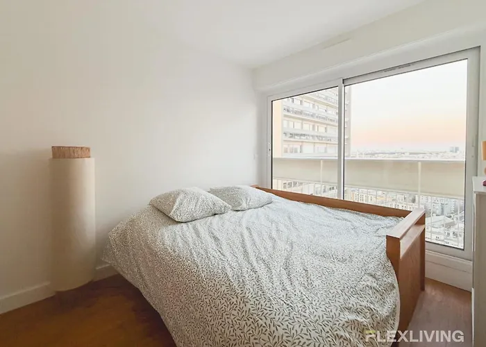 Spacious Two-bedroom In The 13th With Balcony *
