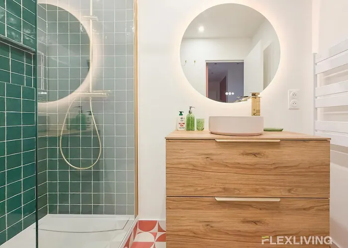 Daire Spacious Two-bedroom In The 13th With Balcony