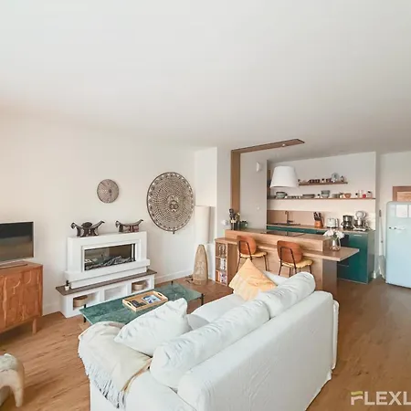 Lägenhet Spacious Two-bedroom In The 13th With Balcony