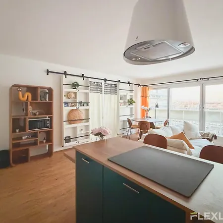 Spacious Two-bedroom In The 13th With Balcony *