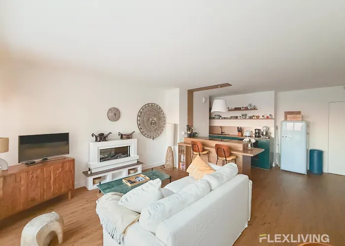 Lägenhet Spacious Two-bedroom In The 13th With Balcony