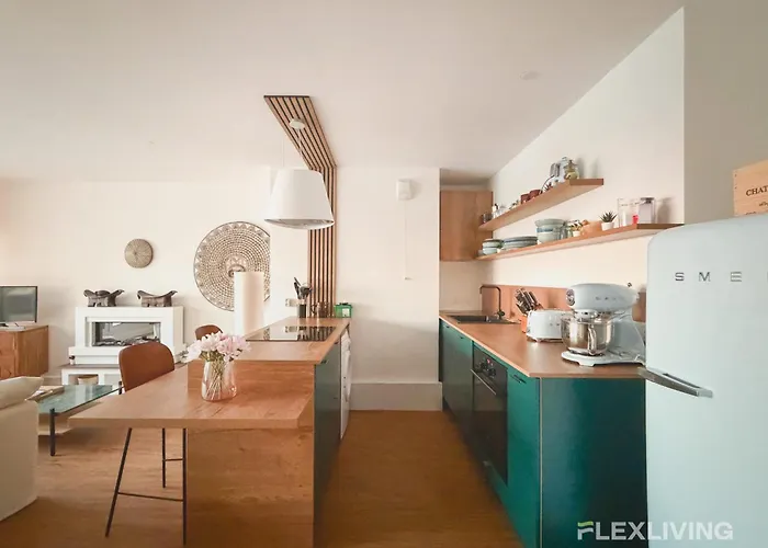 Lägenhet Spacious Two-bedroom In The 13th With Balcony