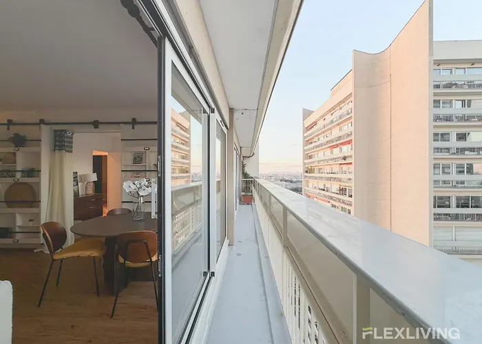Lägenhet Spacious Two-bedroom In The 13th With Balcony