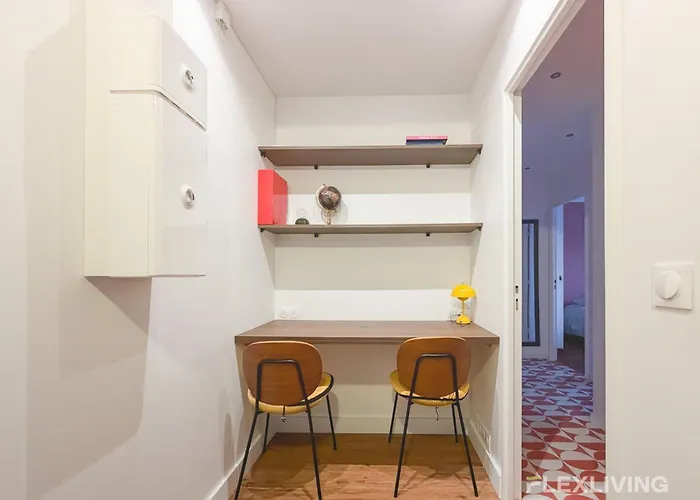 Lägenhet Spacious Two-bedroom In The 13th With Balcony