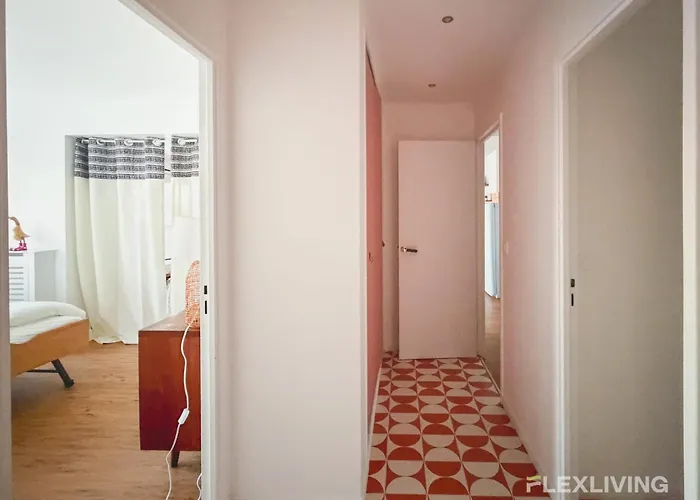Lägenhet Spacious Two-bedroom In The 13th With Balcony *