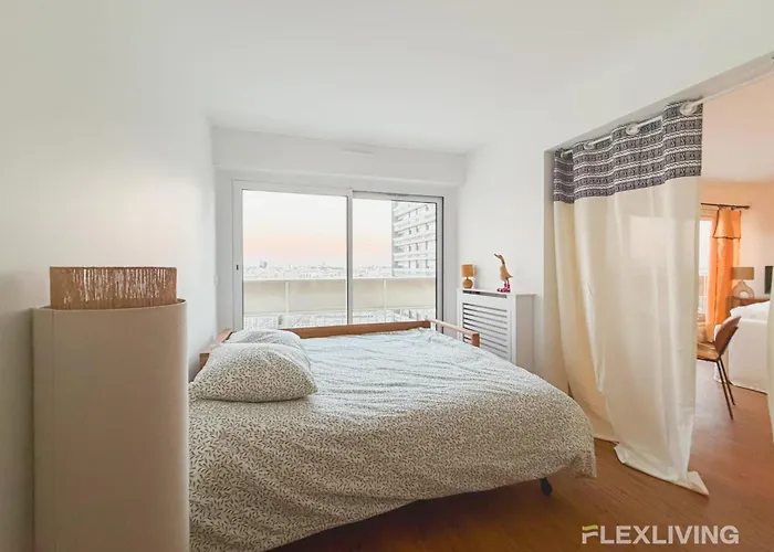 Spacious Two-bedroom In The 13th With Balcony Lägenhet *